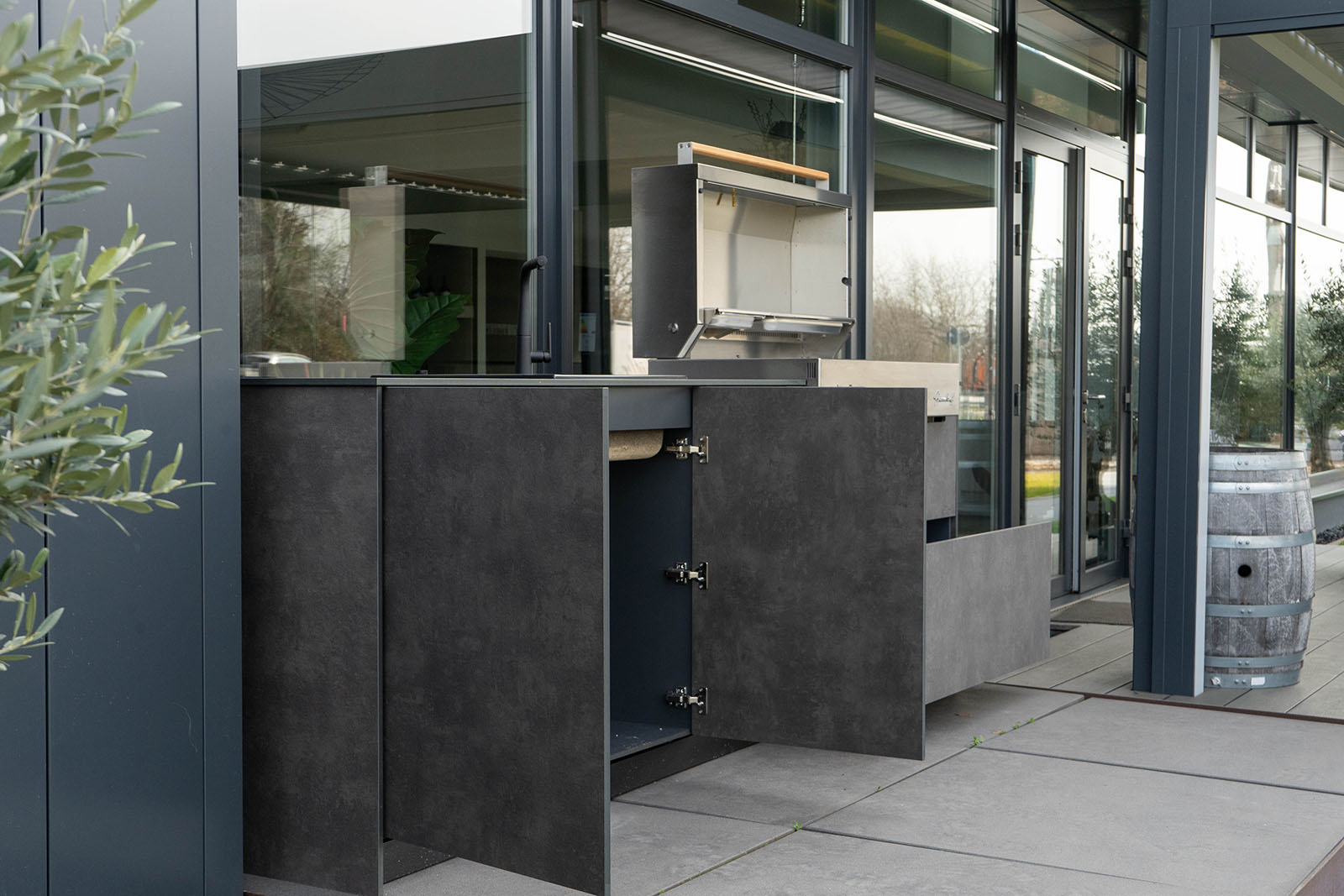 Moderne Outdoor-Küche von OUT4KITCHEN in Concrete mit Flammkraft Block D Gasgrill, grifflosen Fronten, Spüle und Armatur von systemceram.