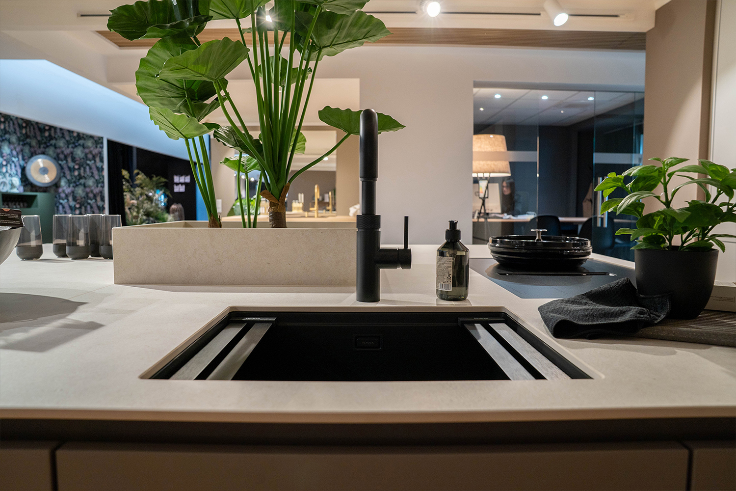 Spüle mit schwarzer armatur in der KOCHINSEL, dahinter der SHOWROOM
