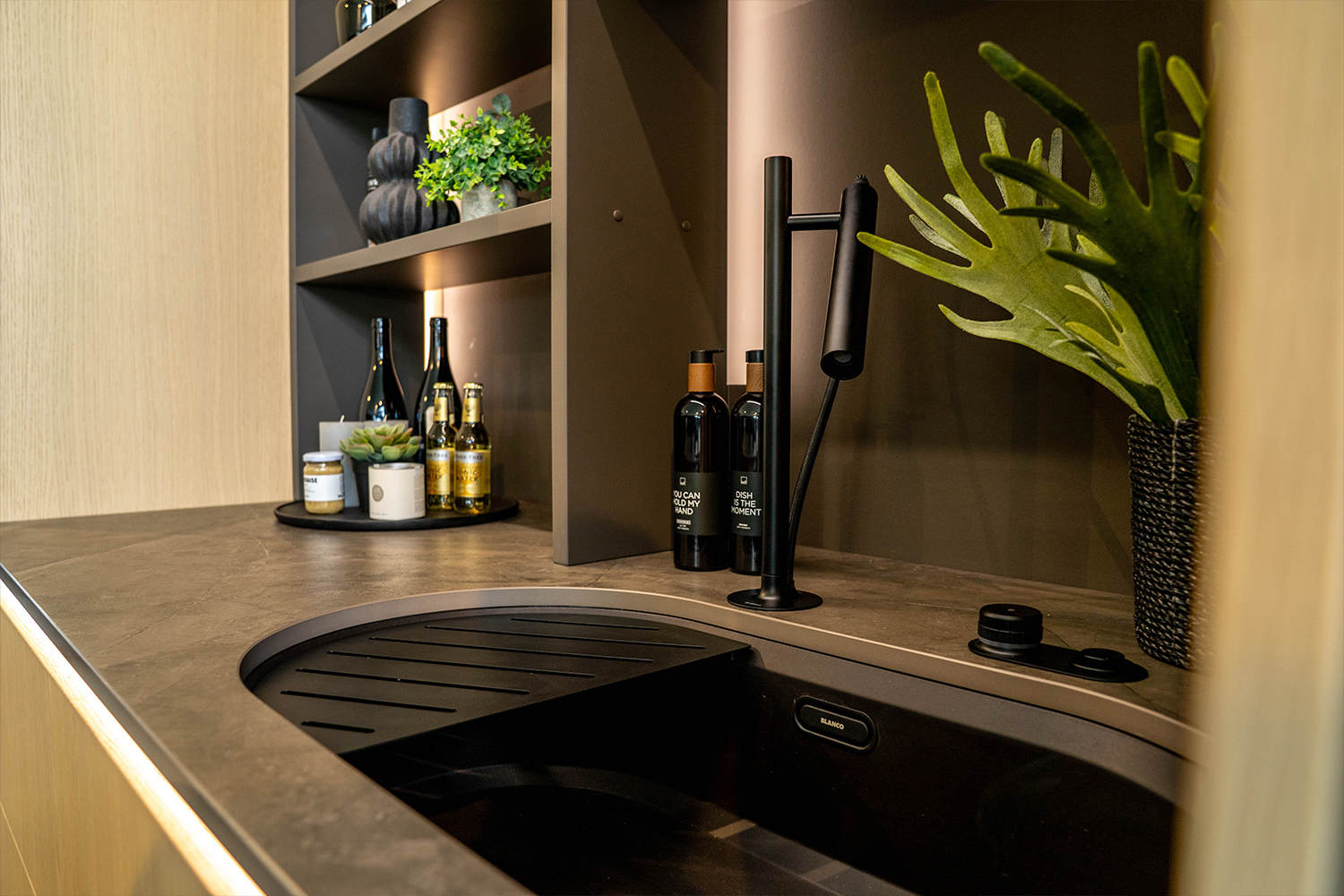 Runde spüle in der ARBEITSPLATTE aus dekton mit beleuchtetem regal der LEICHT küche