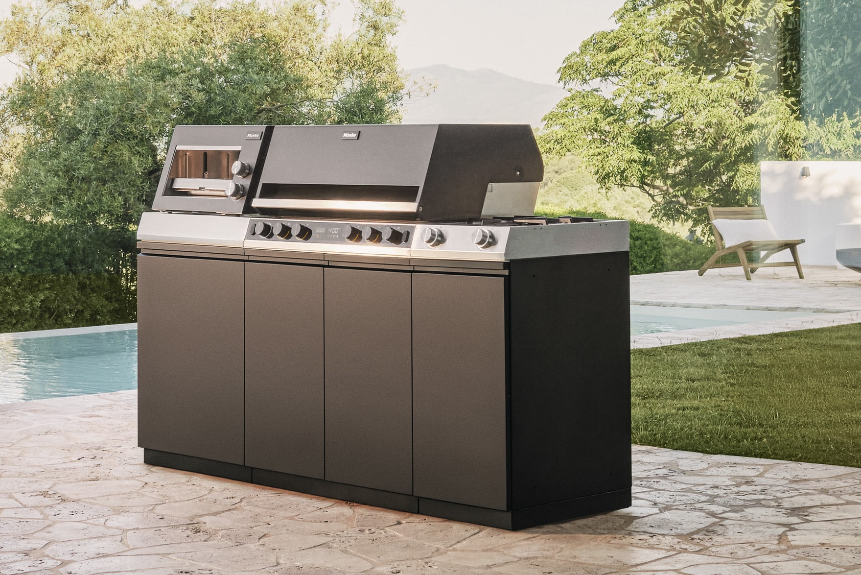 Moderne Outdoor-Küche von OUT4KITCHEN in Concrete mit Flammkraft Block D Gasgrill, grifflosen Fronten, Spüle und Armatur von systemceram.