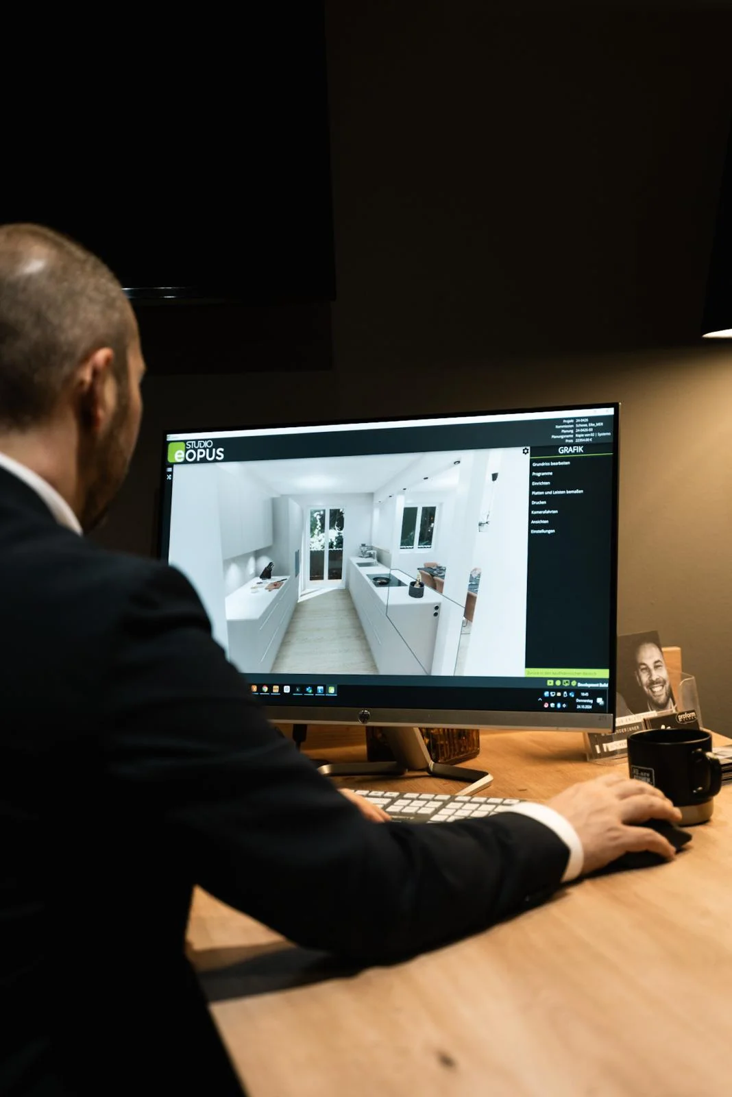 3D-Küchenplanung am Computer im Küchenstudio Weinheim, Küchenplaner erstellt fotorealistisches Rendering einer Traumküche