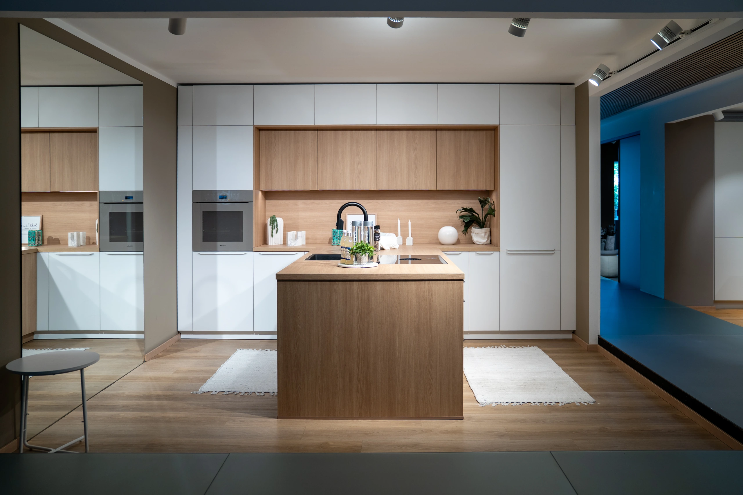 SCHÜLLER küche mit hochschränken in kristallweiß, nische in sandeiche und freistehender KOCHINSEL im SHOWROOM in Weinheim