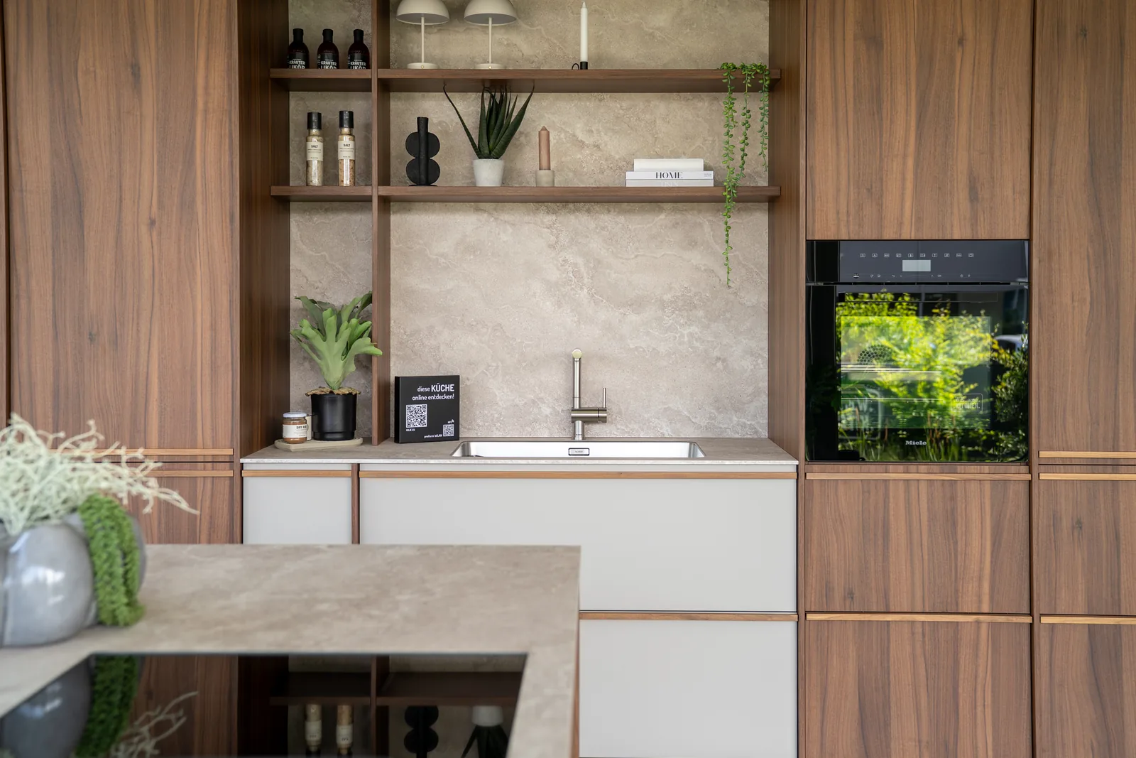 LEICHT küche in nussbaum mit offenem regal und einbaubackofen im SHOWROOM in Weinheim