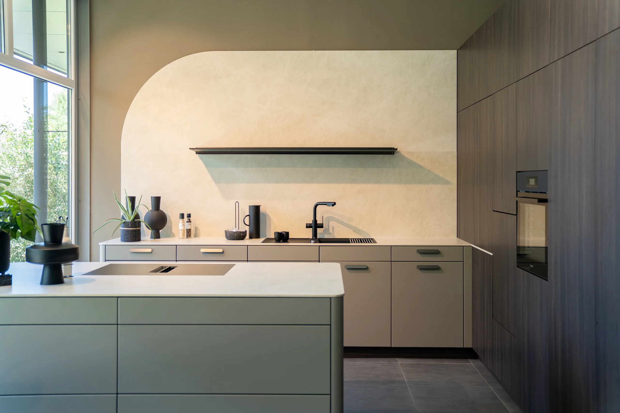 SCHÜLLER küche mit KOCHINSEL, ARBEITSPLATTE aus keramik und rückwand mit abgerundeter ecke im SHOWROOM in Weinheim
