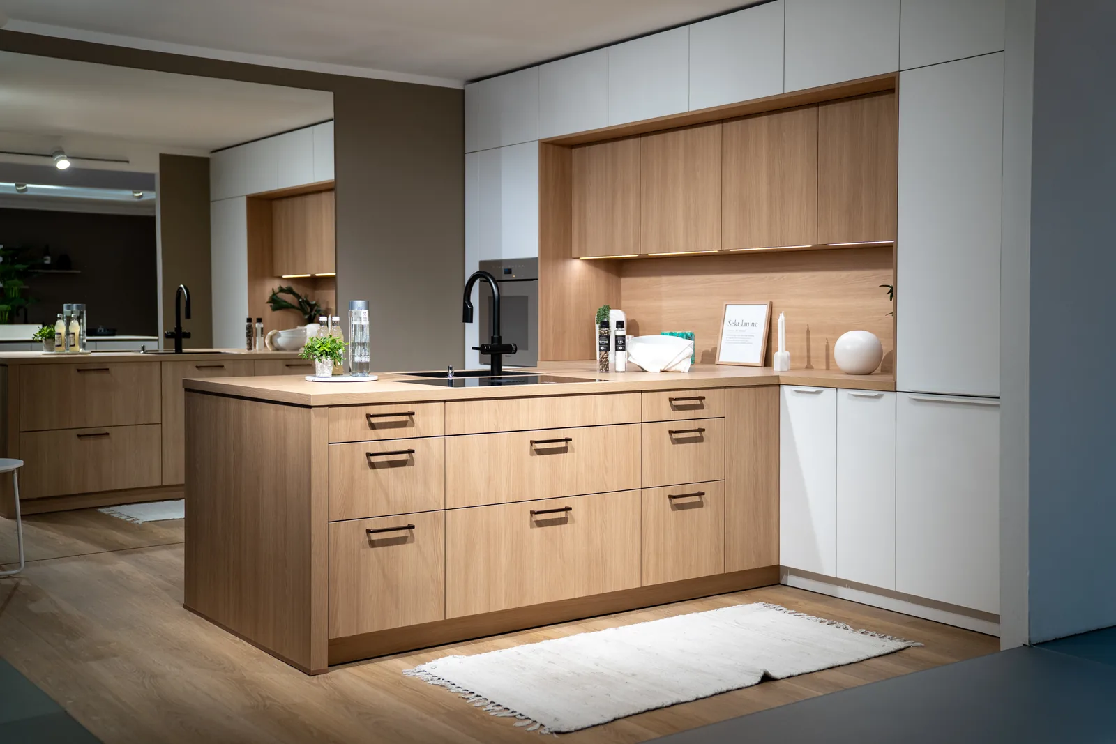 SCHÜLLER küche in kristallweiß mit KOCHINSEL in sandeiche im SHOWROOM in Weinheim