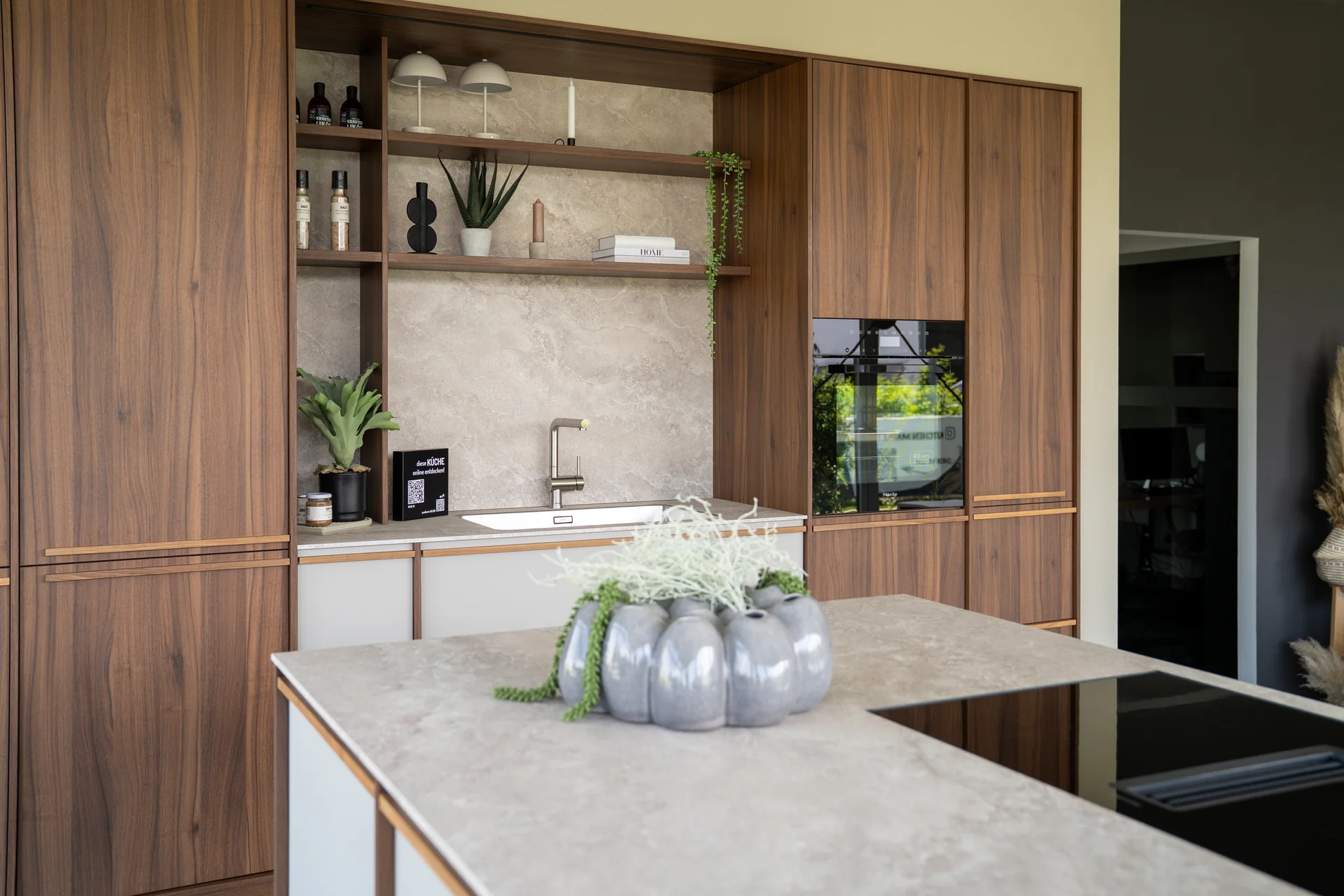 LEICHT küche in nussbaum mit offenem regal und KOCHINSEL in KOJE 23 im SHOWROOM in Weinheim