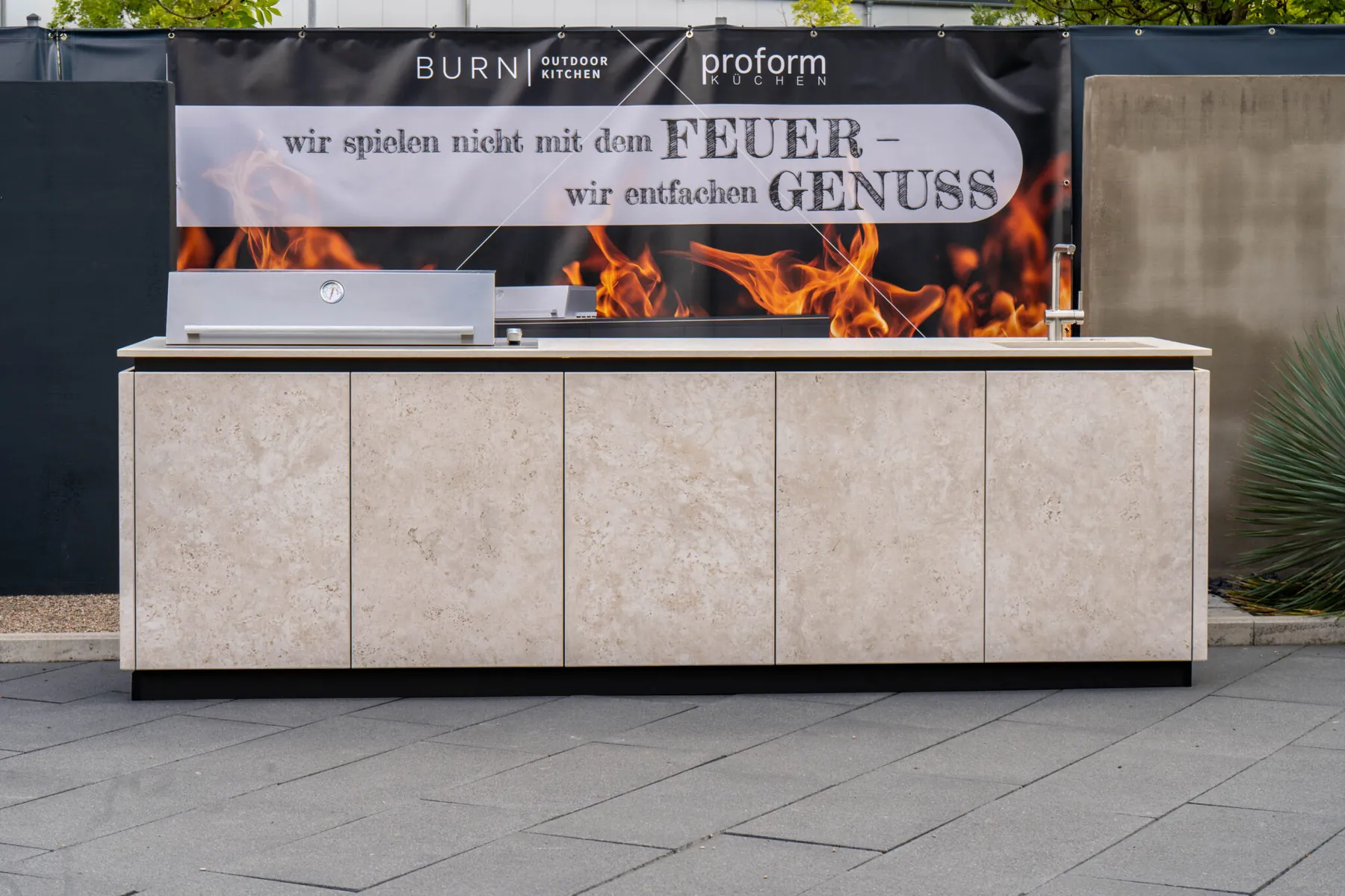 BURN SOL OUTDOORKÜCHE in steinoptik vor dem SHOWROOM