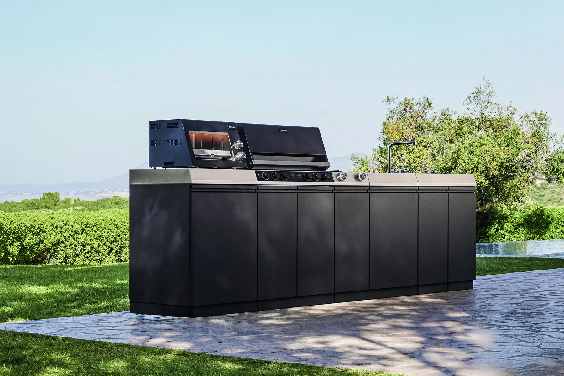 Modulare OUTDOORKÜCHE in schwarz im garten