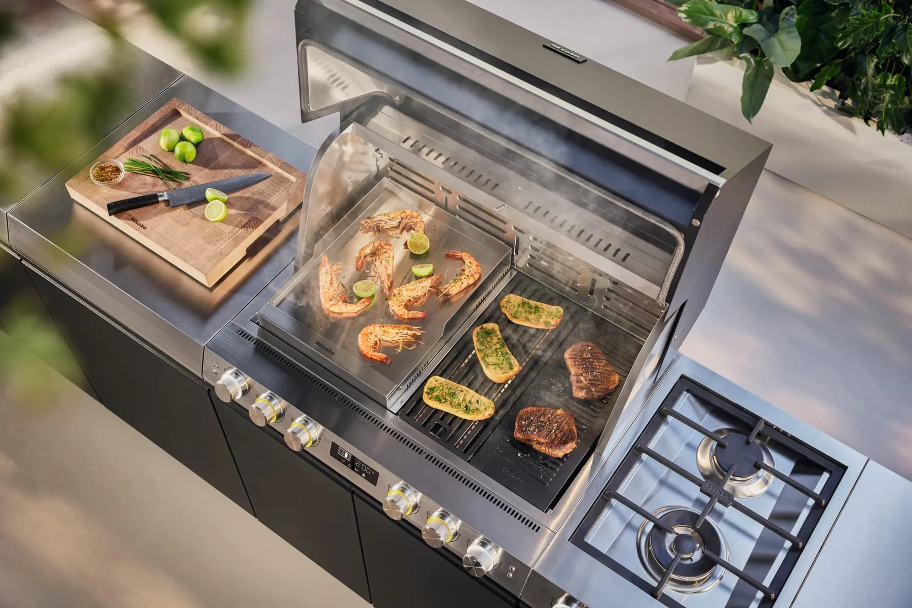 Gasgrill einer modularen OUTDOORKÜCHE mit garnelen und gemüse