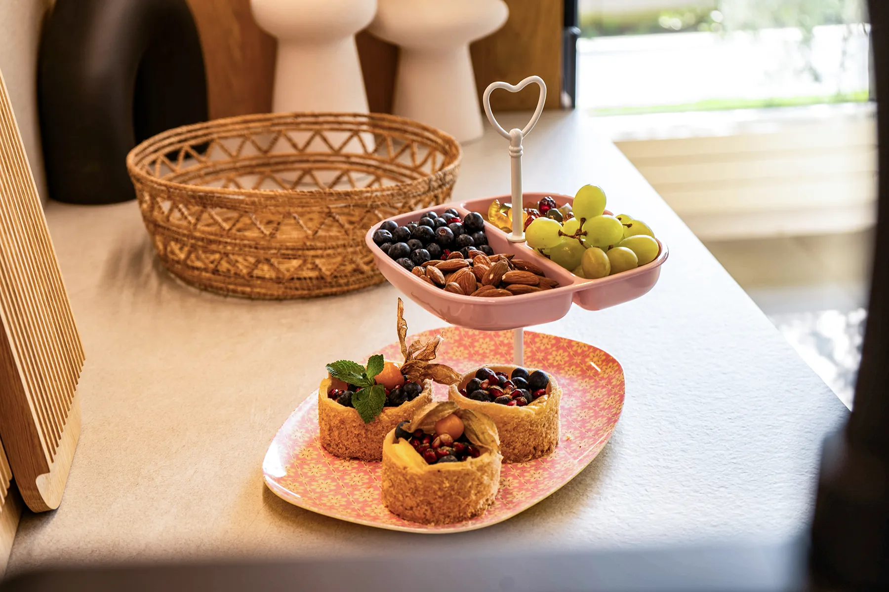 Etagere mit snacks auf der ARBEITSPLATTE