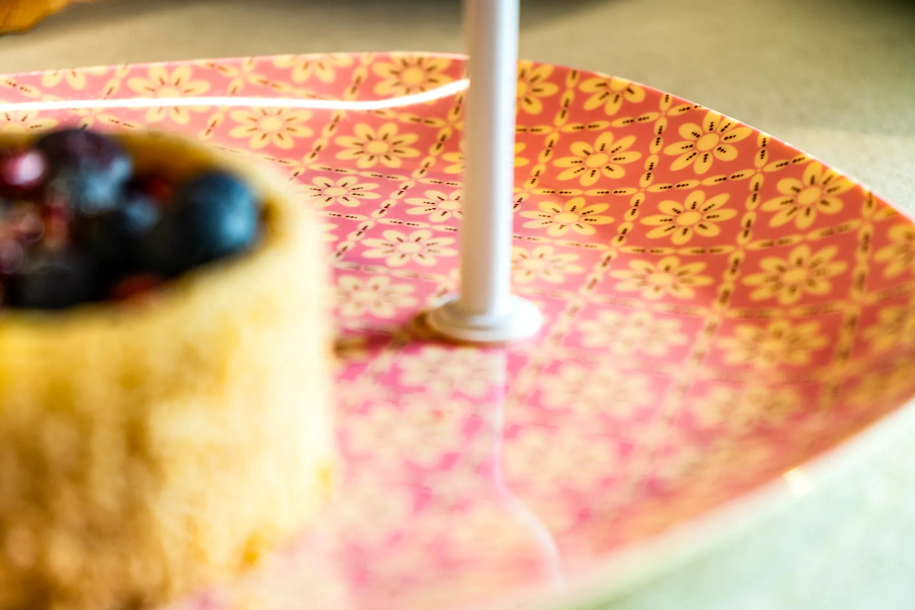 Obsttörtchen auf gemustertem RICE teller