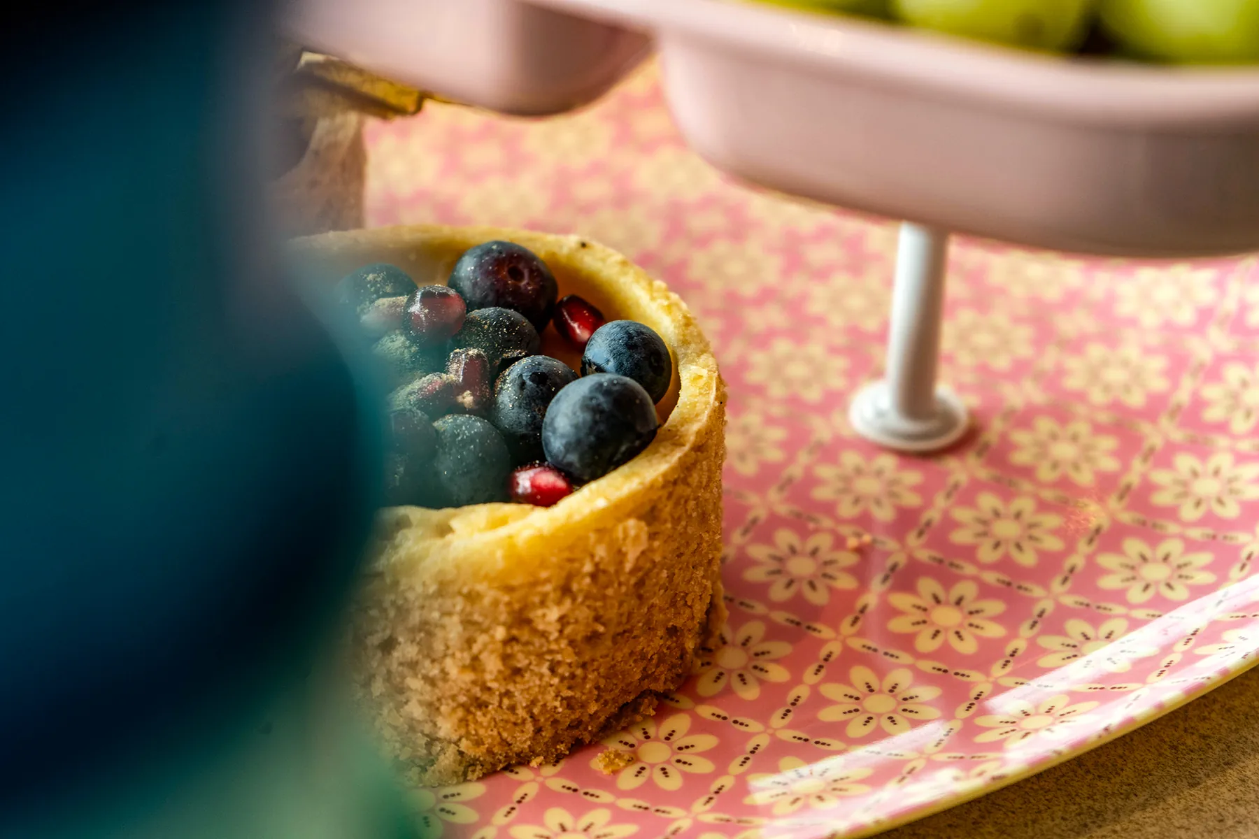 Obsttörtchen auf einer etagere mit RICE melamin-teller